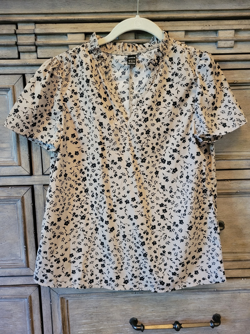 SHEIN Beige Floral V-Neck Short Sleeve Blouse